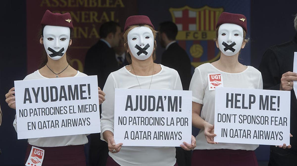 Trabajadoras de Qatar Airways denuncian sus duras condiciones de trabajo ante el Palau de Congressos, escenario de la asamblea de compromisarios del Barça