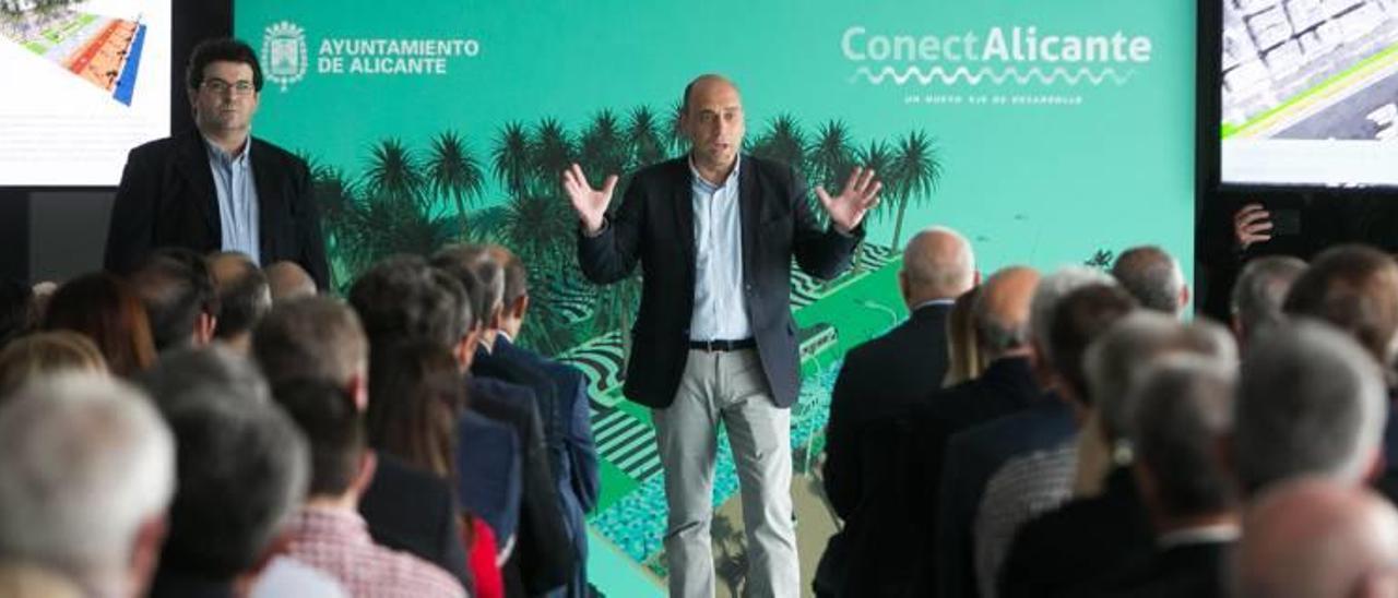 El alcalde, el socialista Gabriel Echávarri, explica a los representantes de entidades y colectivos de Alicante el contenido del proyecto de futuro para la Explanada.