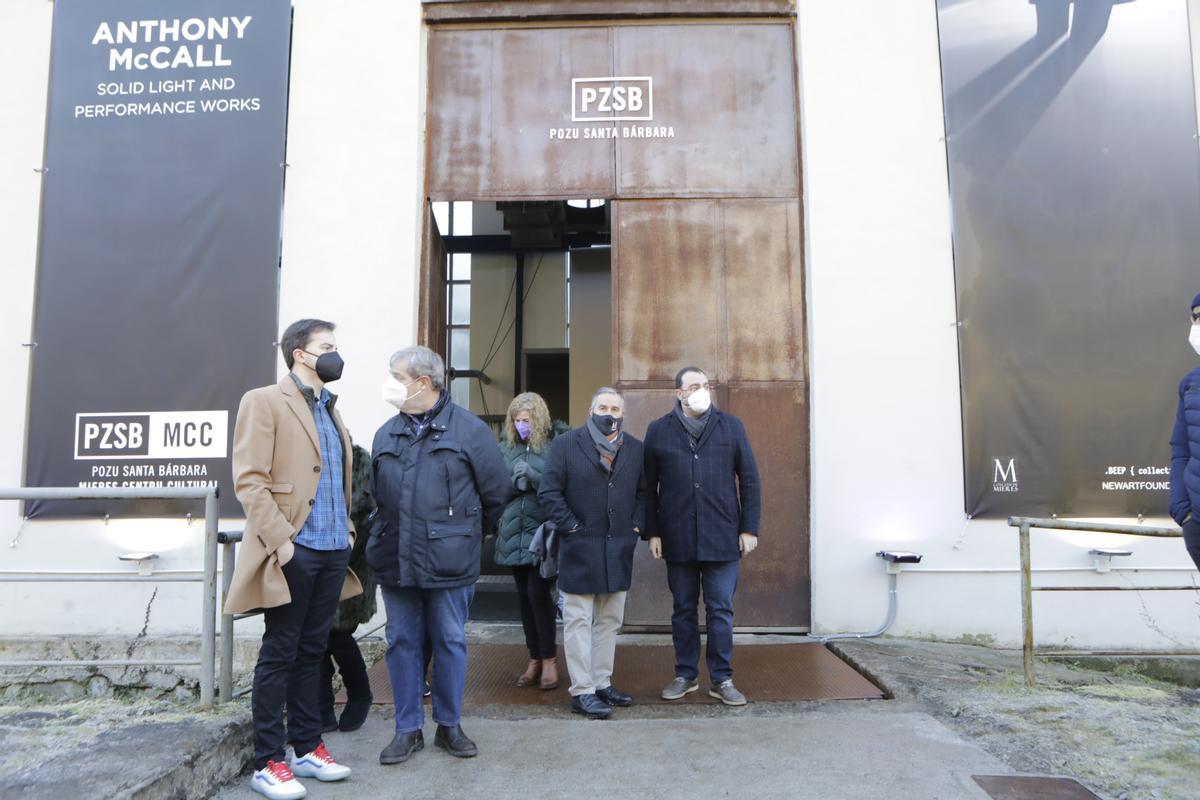 La visita de Adrián Barbón a la exposición de McCall