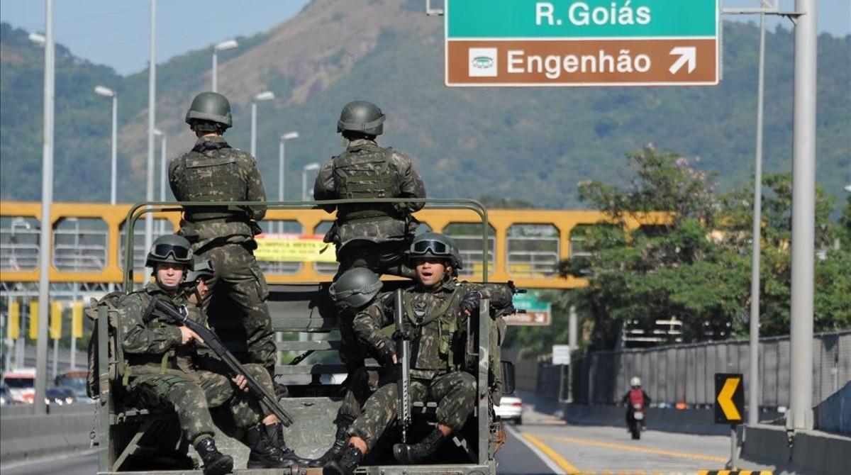 ecarrasco34801741 security forces patrrol the streets of rio de janeiro  brazi160729195959