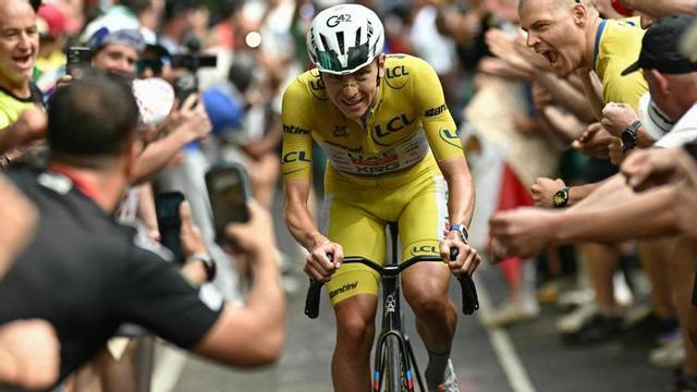 Tadej Pogacar avança cap a la victòria, ahir als Vosges. | LOIC VENANCE / AFP