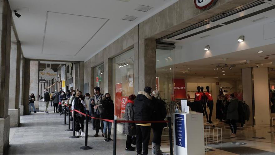 Largas retenciones en la autopista y colas de clientes por fiebre comercial antes de las nuevas restricciones