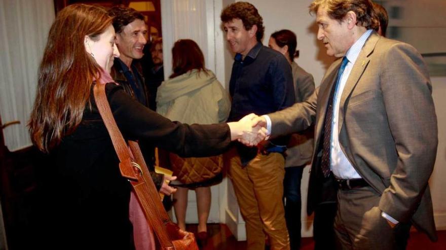 un saludo con ausencias. El presidente del Principado, Javier Fernández, da la mano a la diputada de Podemos Lorena Gil en presencia de Enrique López y de Jesús Gutiérrez.