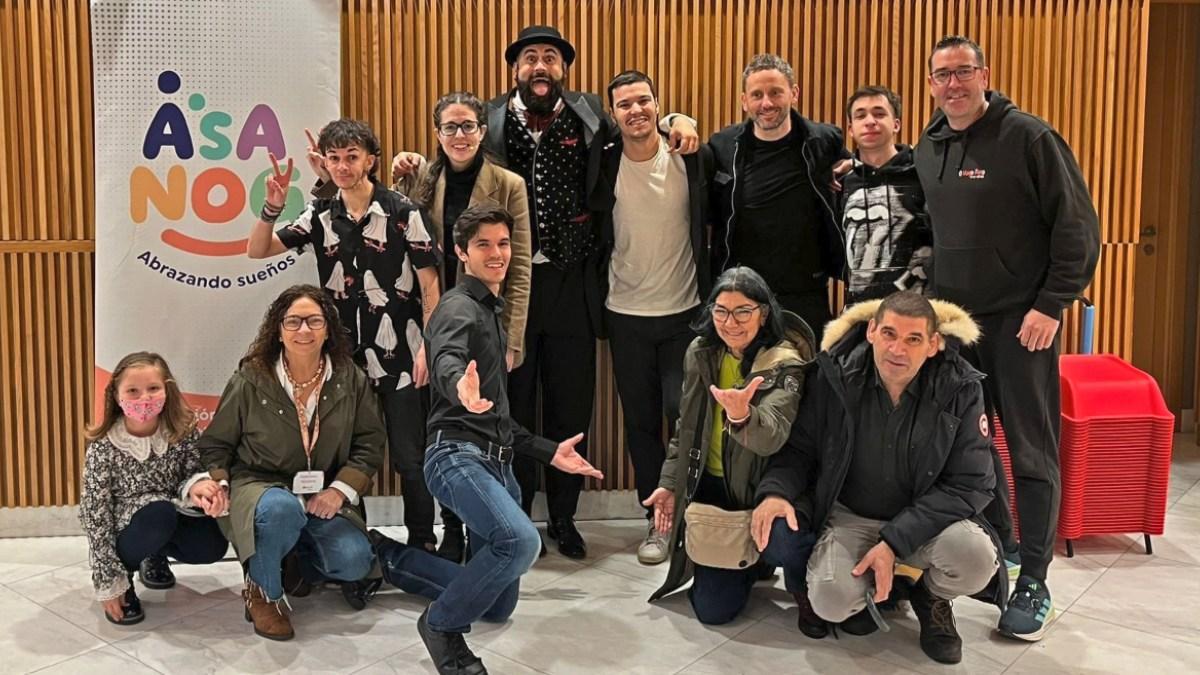 Participantes y equipo colaborador de la gala de Asanog, en el Auditorio Abanca, en Santiago.