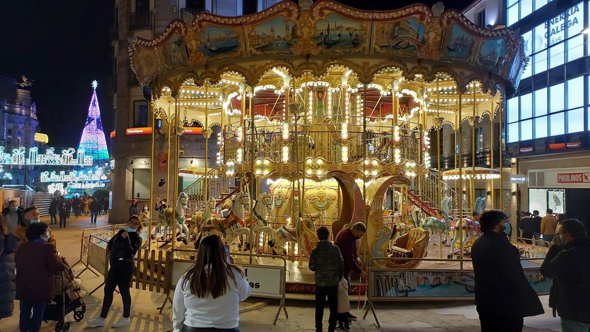 Carrusel Clásico Veneciano de las luces de Navidad de Vigo instalado en Porta do Sol.