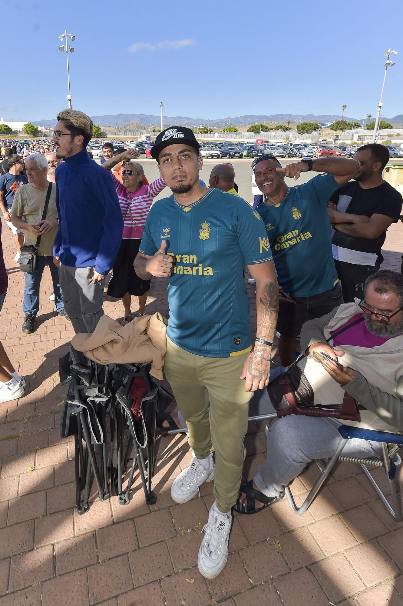 Colas para retirar las entradas de la UD Las Palmas - CD Tenerife de playoff