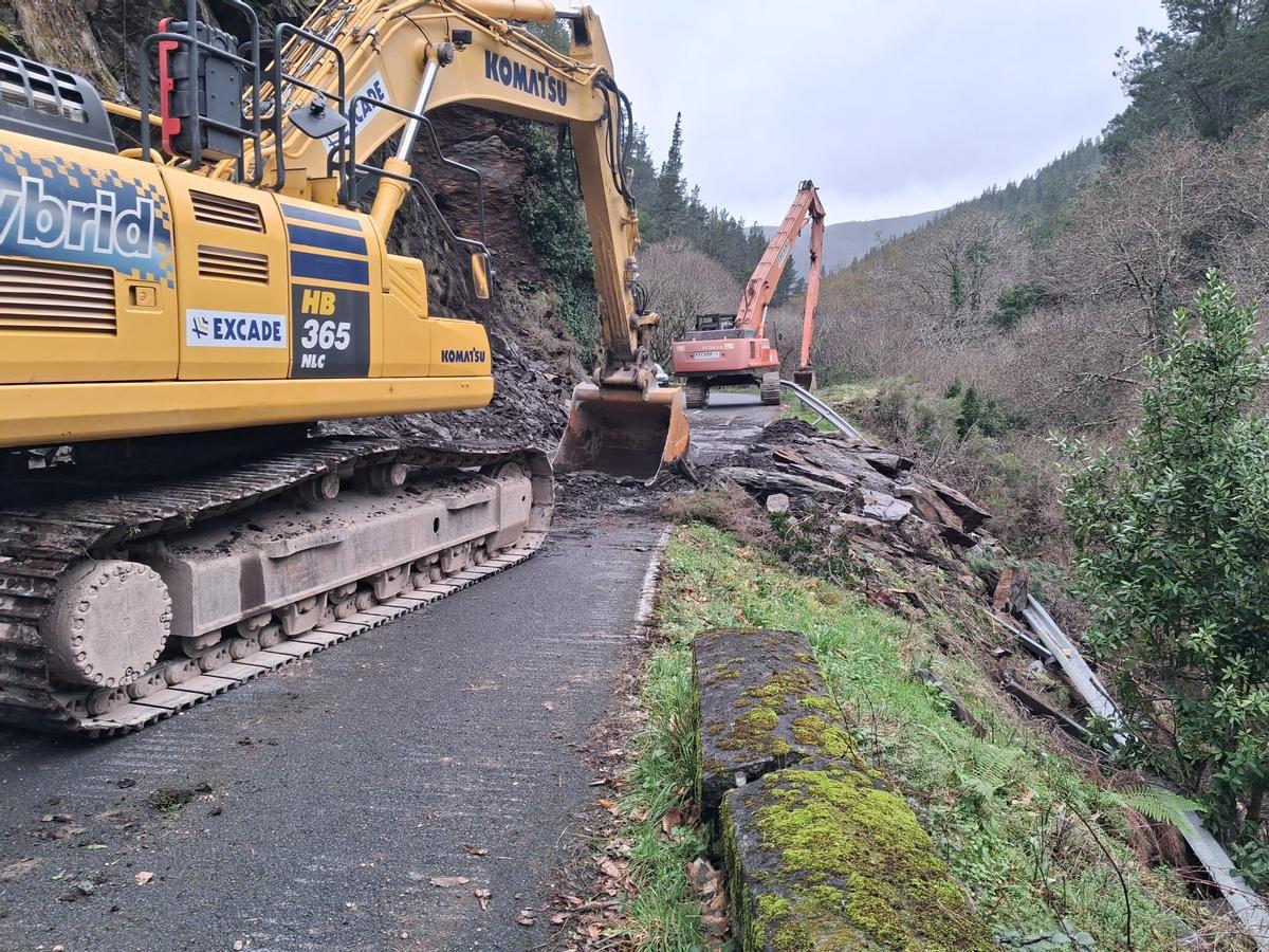Las palas abren paso en el argayo de Pesoz.