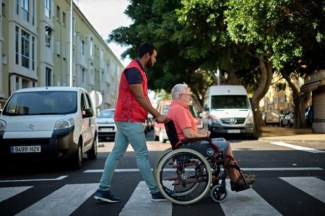 José Ramos, con problemas de movilidad, acude a votar a las elecciones generales de 2019 en Santa Cruz de Tenerife gracias a un servicio gratuito de Cruz Roja