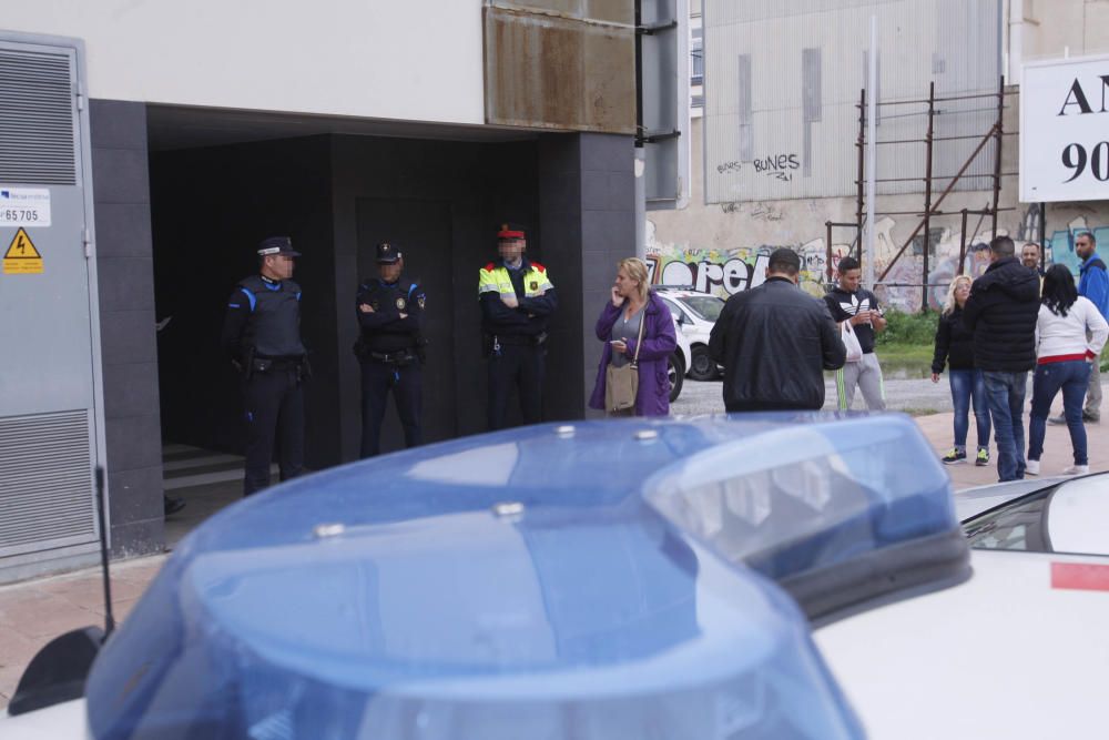 Operació policial en un bloc ocupat a Calonge