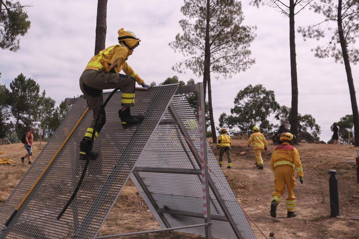 Un bombero adiestrándose en el Centro Integral de Loita Contra o Lume de Toén