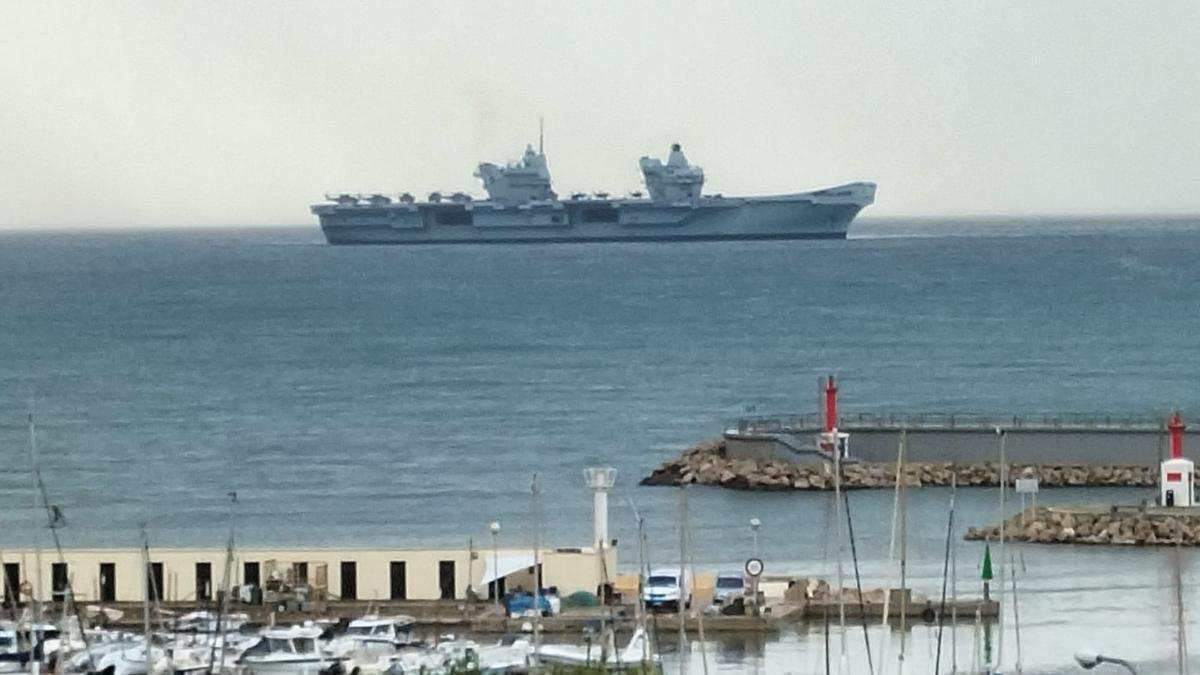 Der Flugzeugträger Queen Elizabeth ist von der Meerespromenade aus gut zu sehen. Oder aber auch vom Balkon der MZ-Redaktion.