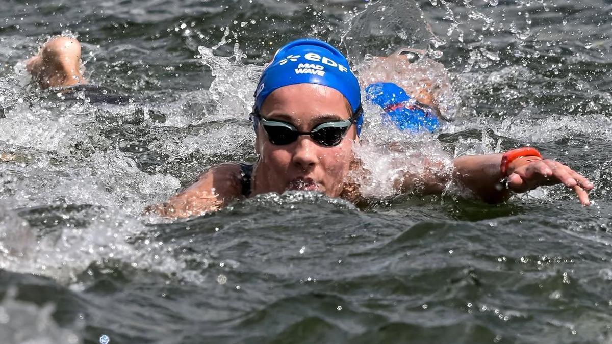 Paula Otero nada en la final de la prueba de 5 kilómetros en París.