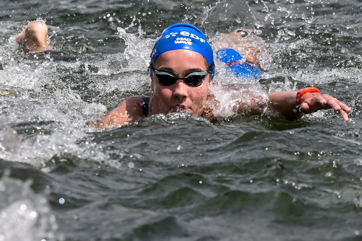 Paula Otero nada en la final de la prueba de 5 kilómetros en París.