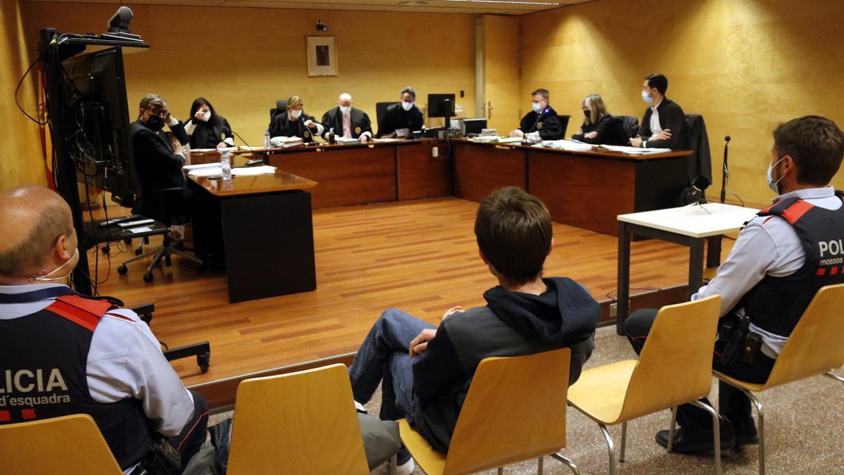 L'acusat d'intentar matar la companya de pis a Palamós. Foto del primer dia de judici a l'Audiència de Girona.