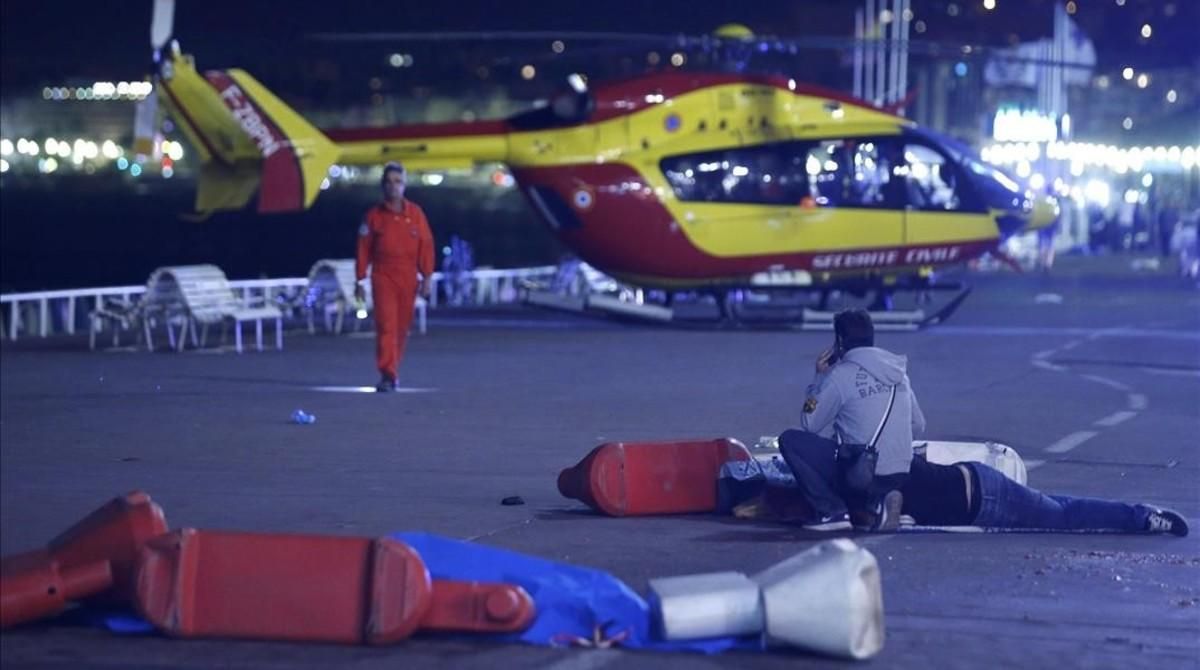 Un helicóptero de emergencias atiende a los heridos.