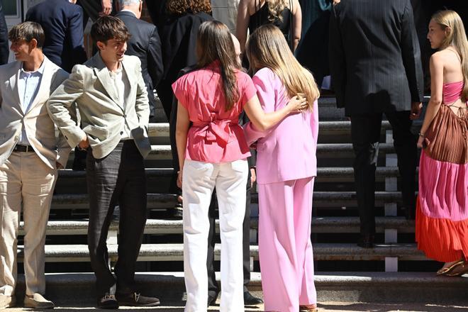 Leonor y Sofía afianzan su etapa más institucional con una parada muy personal: su colegio de Gales