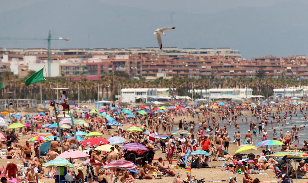 Primer día tras el estado de alarma: playas, centros comerciales y vuelos en Manises