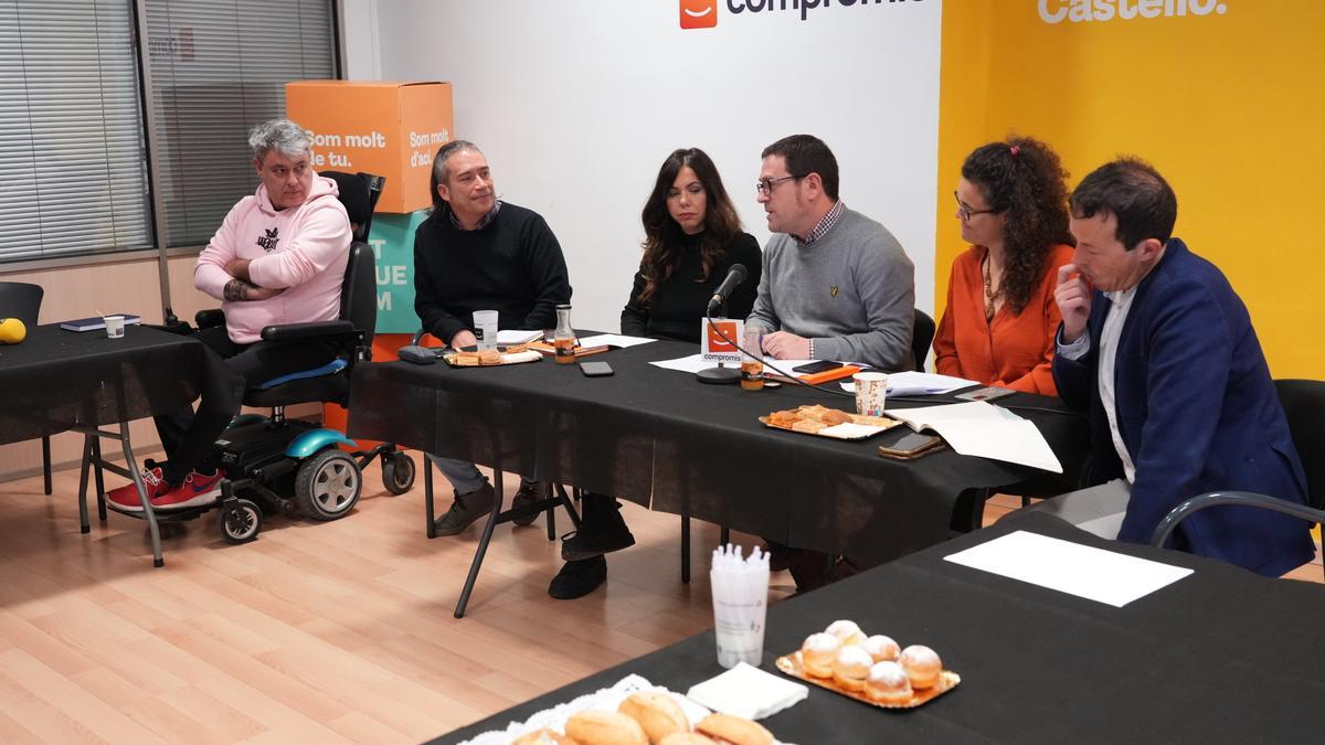 Ignasi Garcia interviene junto a miembros de la candidatura de Compromís en Castelló