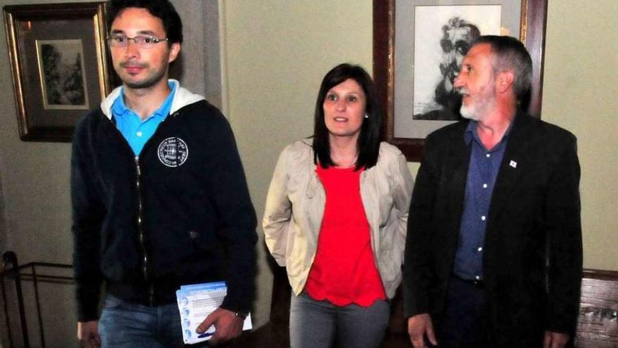 José Ramón Abal, junto a Fátima Abal y Víctor Caamaño. // Iñaki Abella