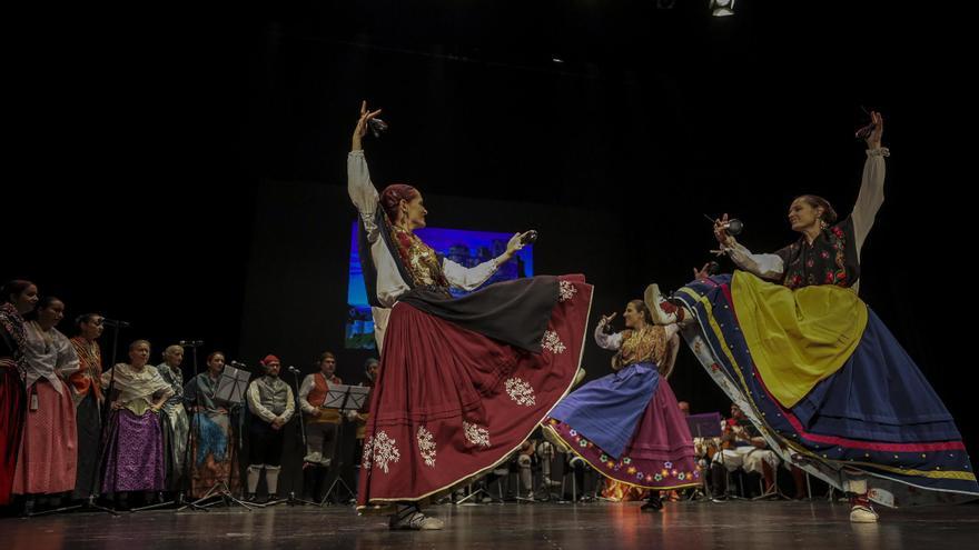 Entre jotas y flores por el Día del Pilar en Elche