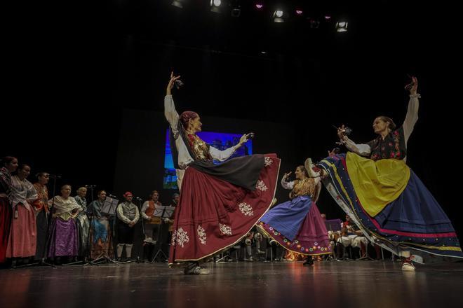 Entre jotas y flores por el Día del Pilar en Elche