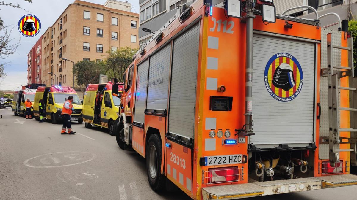 Bomberos y ambulancias desplazadas al lugar del incendio registrado hoy en Mislata.