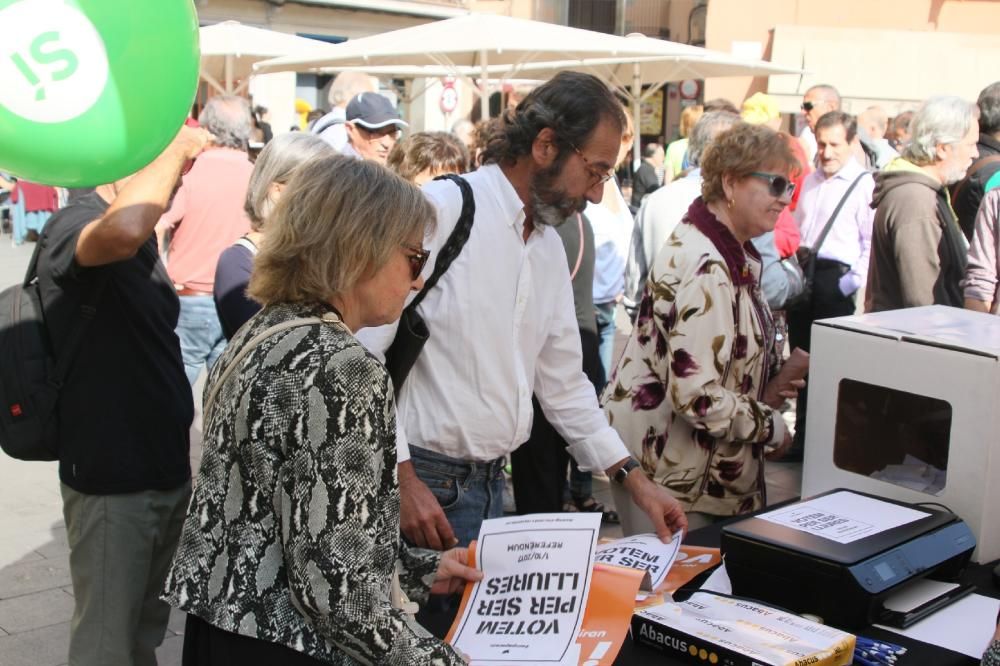 Penjada de cartells a Manresa pro referèndum