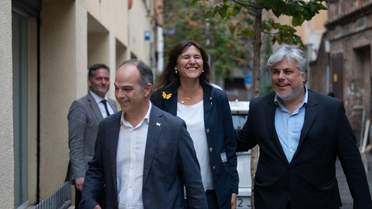 El secretario general de Junts, Jordi Turull; la presidenta de Junts, Laura Borràs y el líder del partido en el Parlament, Albert Batet, antes de que termine la votación de Junts, en las puertas de la sede de la formación.