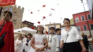 Corpus Christi en el "Gijón del alma" con cientos de personas siguiendo la procesión