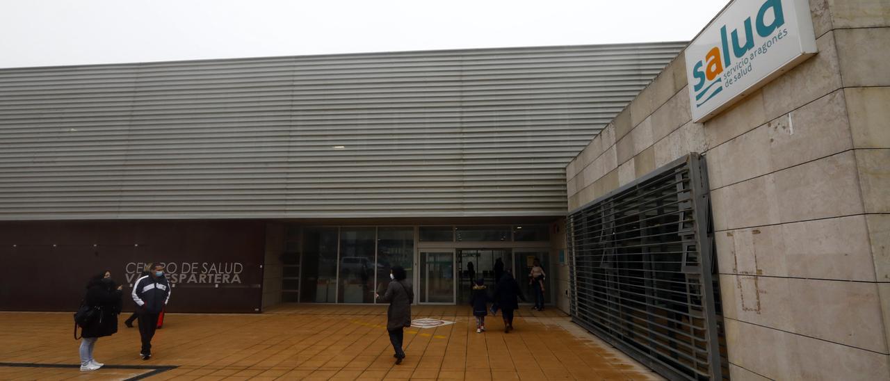 Acceso principal al centro de salud de Valdespartera, en Zaragoza.