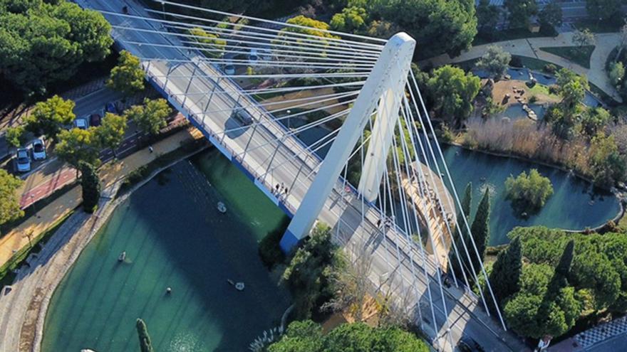 Vista aérea del puente Cristo del Amor, en el centro urbano de Marbella.