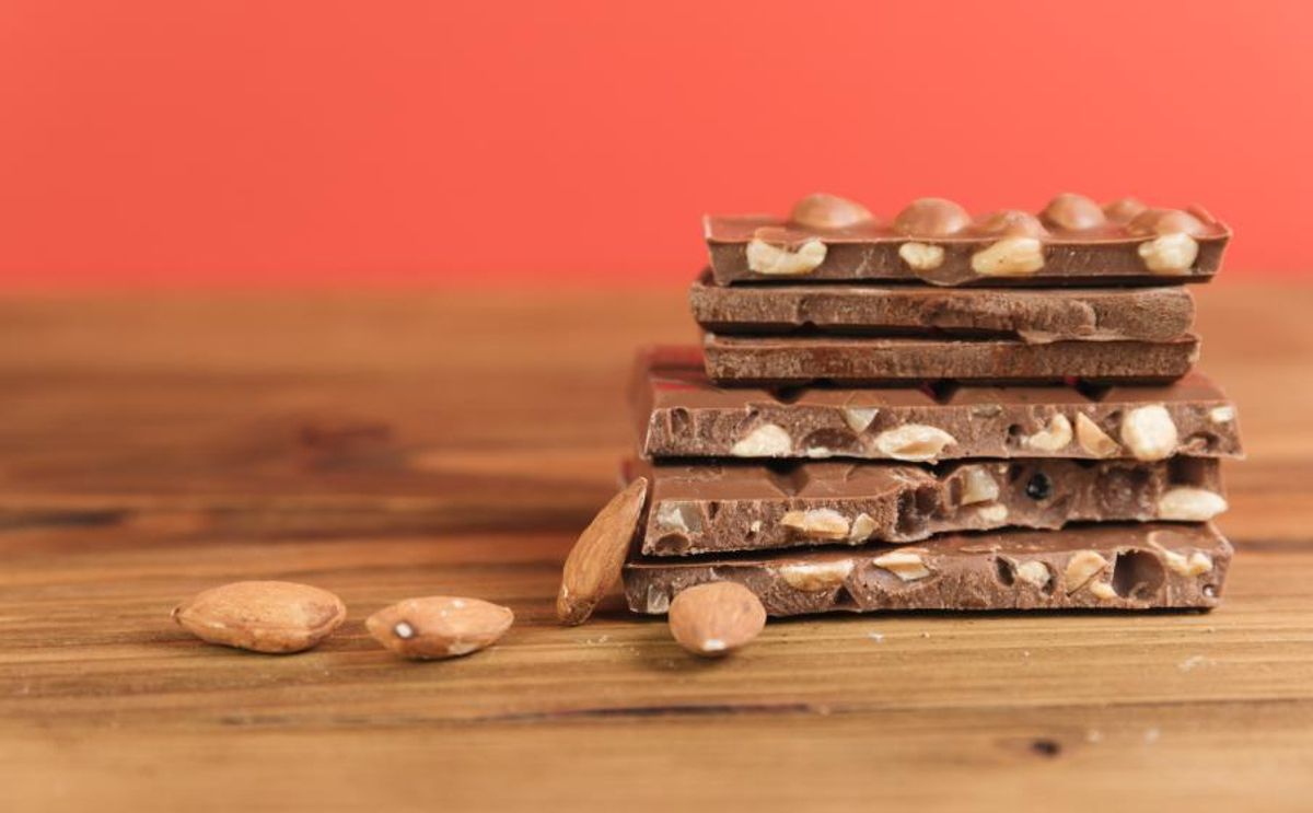 Tableta de chocolate con almendras