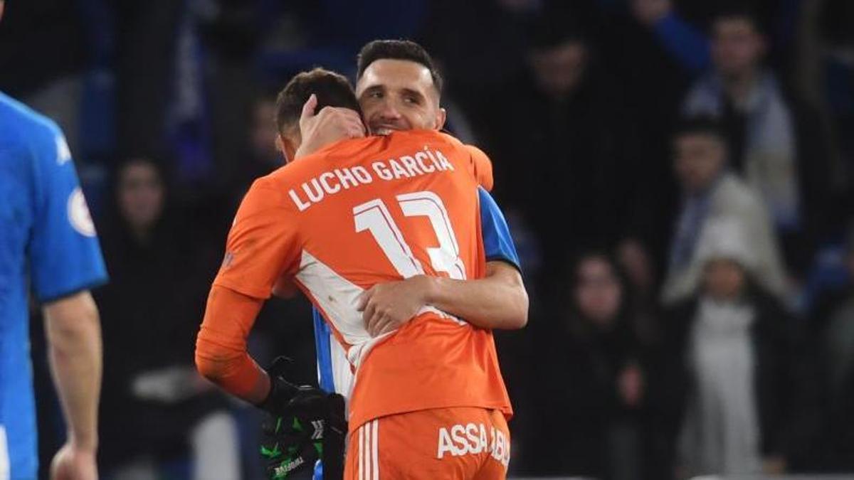 Lucas Pérez se abraza al final con Lucho García, con quien mantuvo un pique durante el partido. |  // C. PARDELLAS