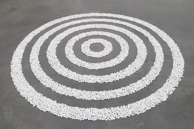 Small White Pebble Circles, Richard Long