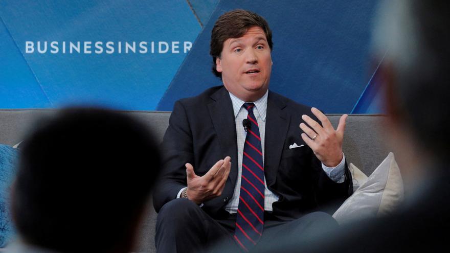 El presentador ultra Tucker Carlson relanzará su programa en Twitter tras ser despedido de Fox