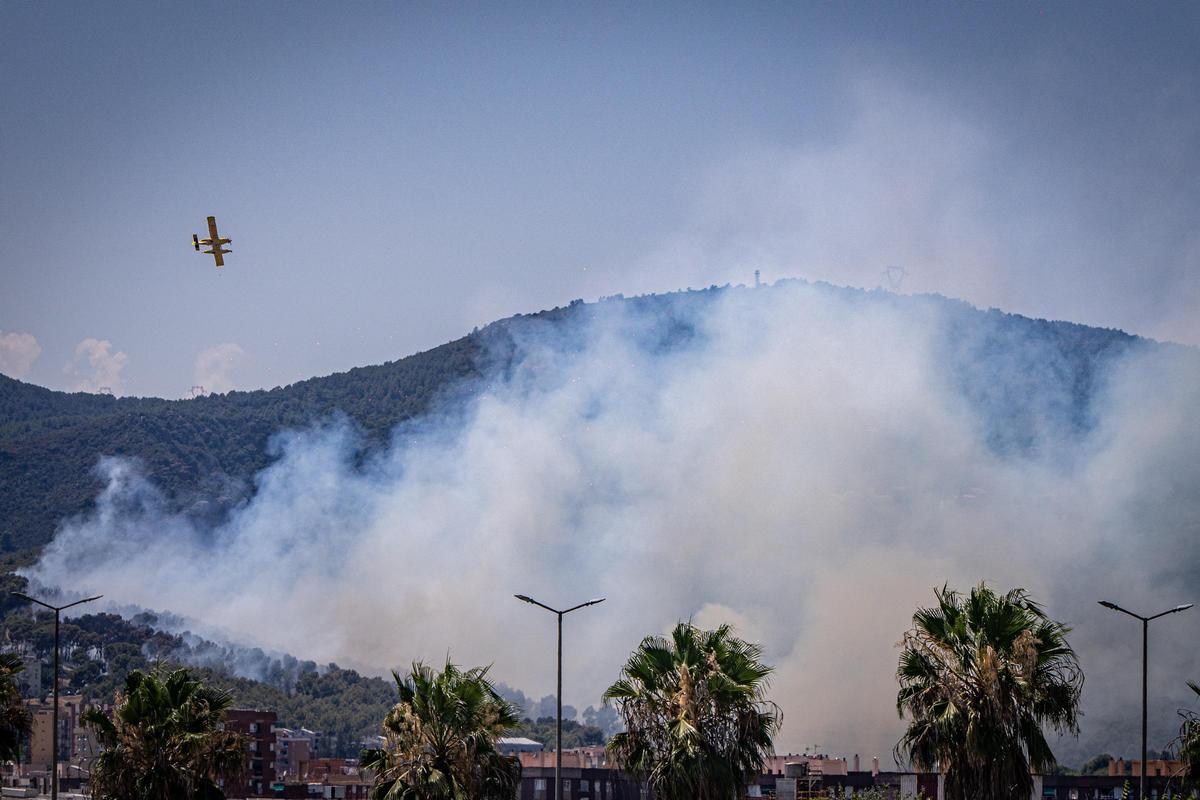 Los Bombers confían en perimetrar pronto el incendio forestal en Gavà que ha obligado a confinar a 6.000 personas