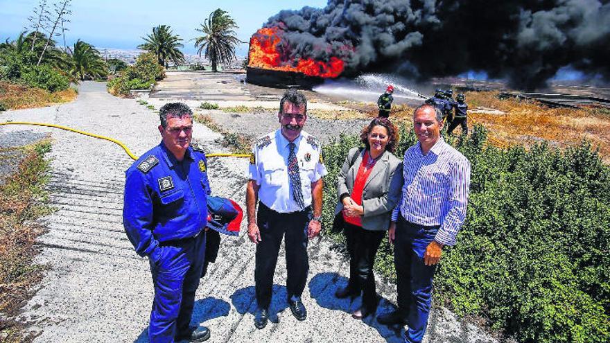 El nuevo jefe de bomberos, José Antonio Nóbrega, Tomás Duque y Eulalia Guerra en una foto de archivo.