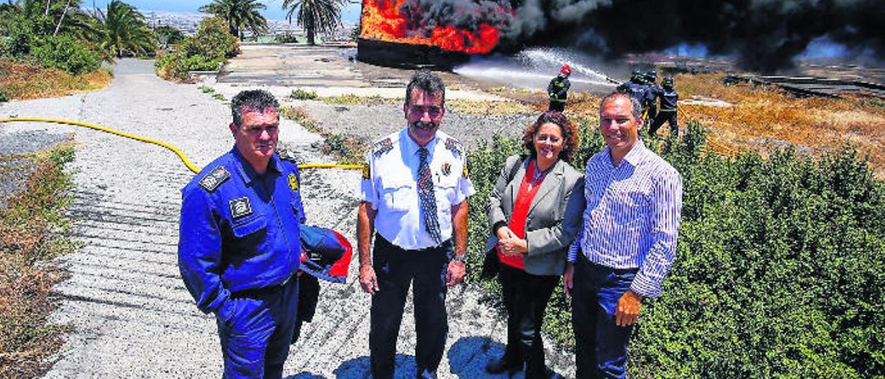 El nuevo jefe de bomberos, José Antonio Nóbrega, Tomás Duque y Eulalia Guerra en una foto de archivo.