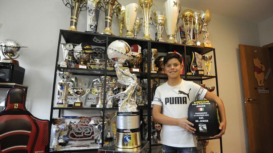 Christian Costoya posa junto a la particular sala de trofeos de su domicilio en Silleda. | // BERNABÉ/JAVIER LALÍN