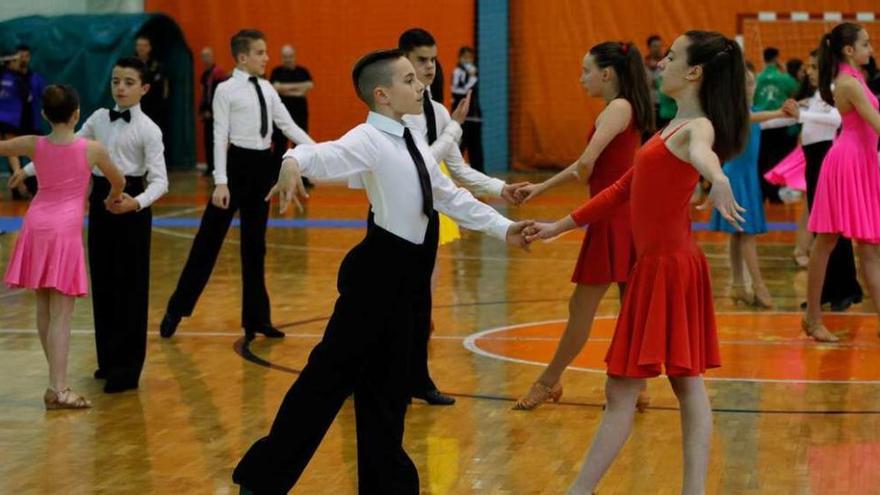 Los más jóvenes, en plena competición de parejas.