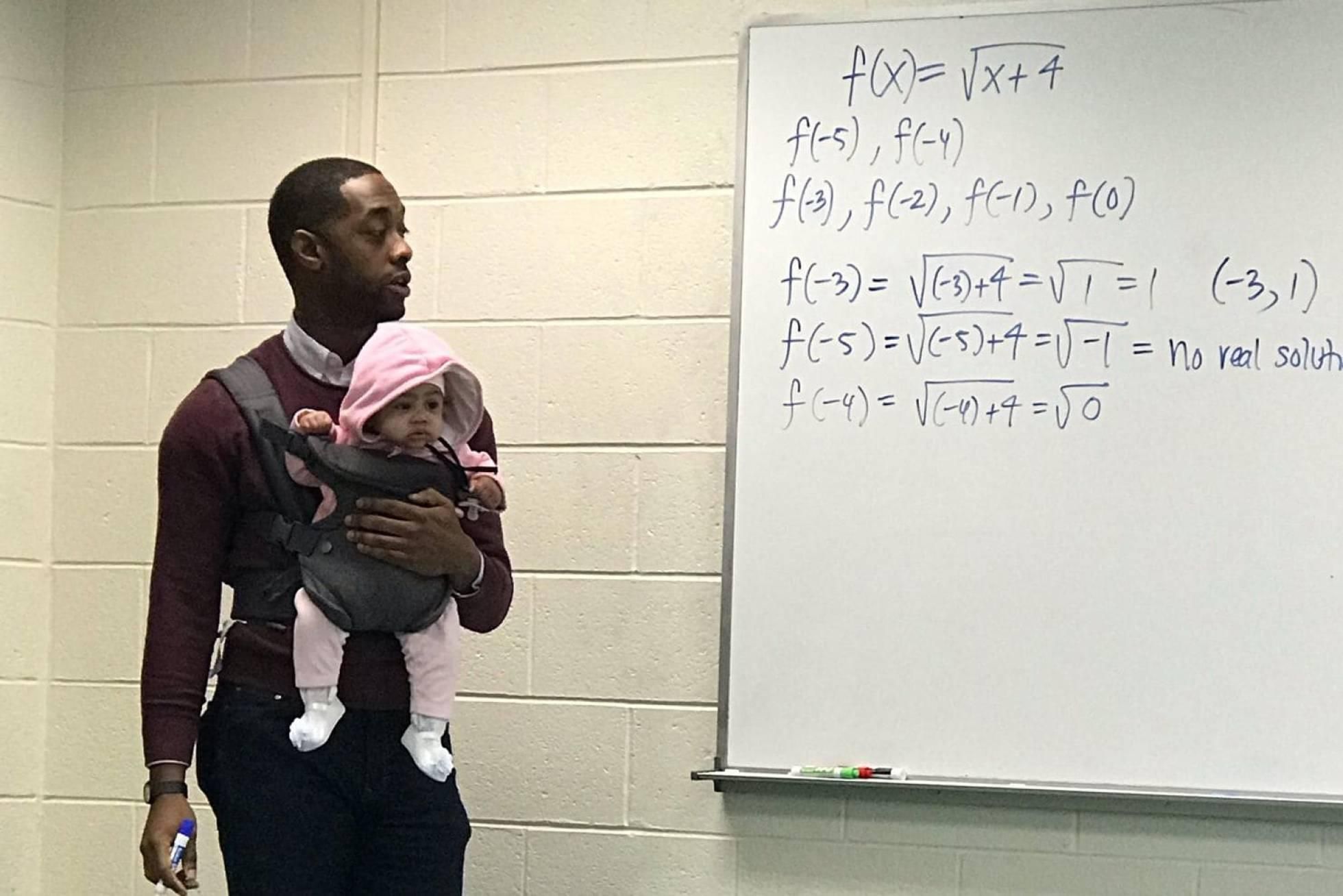 Nathan Alexander profesor y canguro con el bebé de un alumno