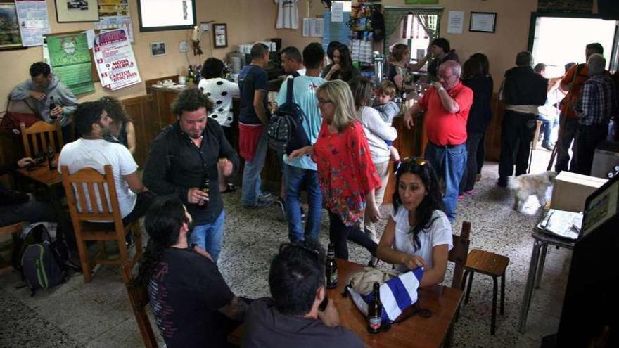 El local intensifica su actividad durante la celebración de la Rapa. // Bernabé/Luismy