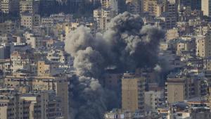 Columna de humo tras un bombardeo del Ejército de Israel contra la capital de Líbano, Beirut (archivo)