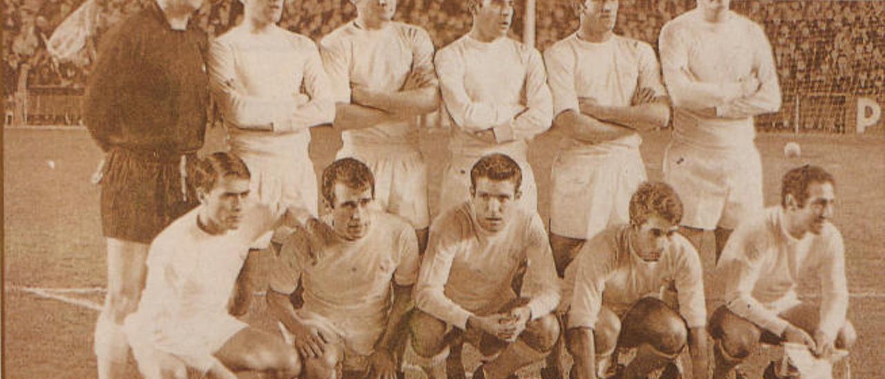 Una formación del Real Madrid de aquella temporada, con Betancort como portero.