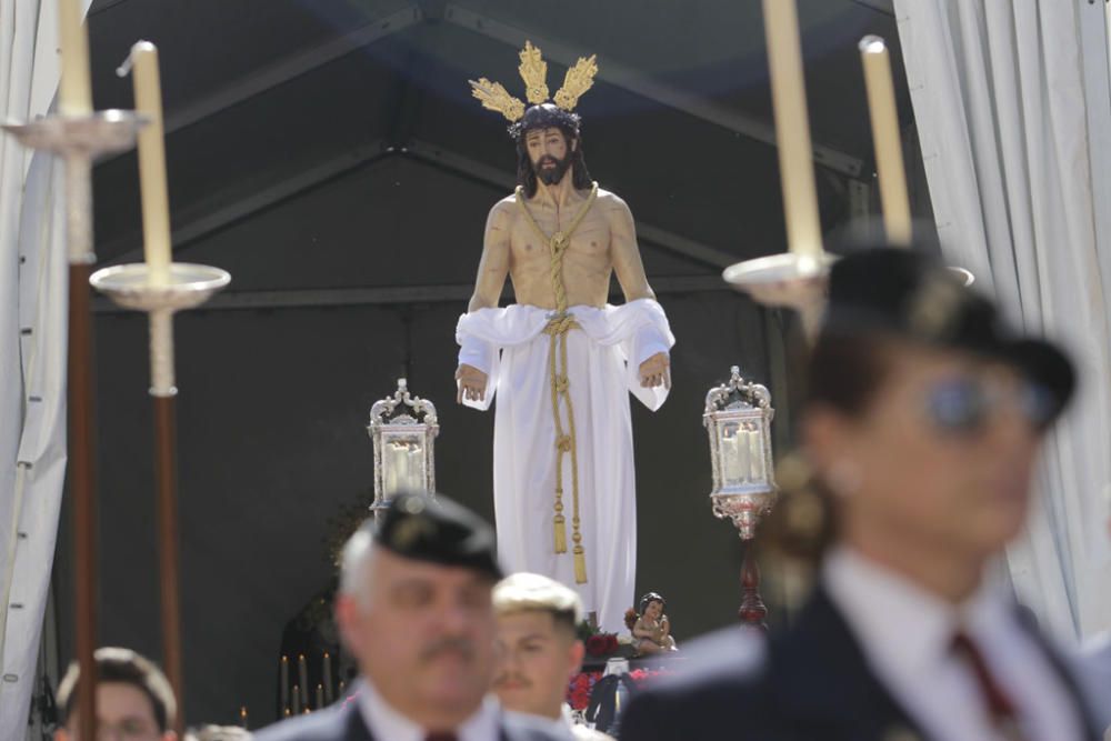 Desde un tinglao conjunto al colegio 'Espíritu Santo', a las cinco de la tarde del Viernes de Dolores comenzaba la Procesión de la Asociación de files de Jesús de la Salvación y la Virgen de la Encarnación.