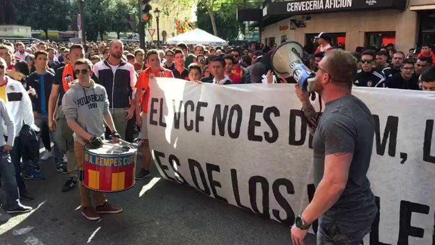 Protestas en Mestalla en el debut de Mateu Alemany