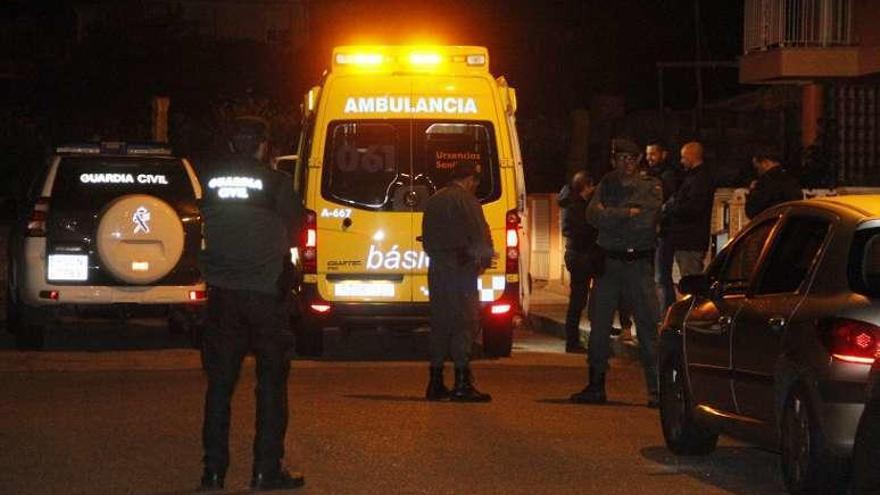 Agentes de la Guardia Civil, en el lugar del reciente suceso. // S.Á.