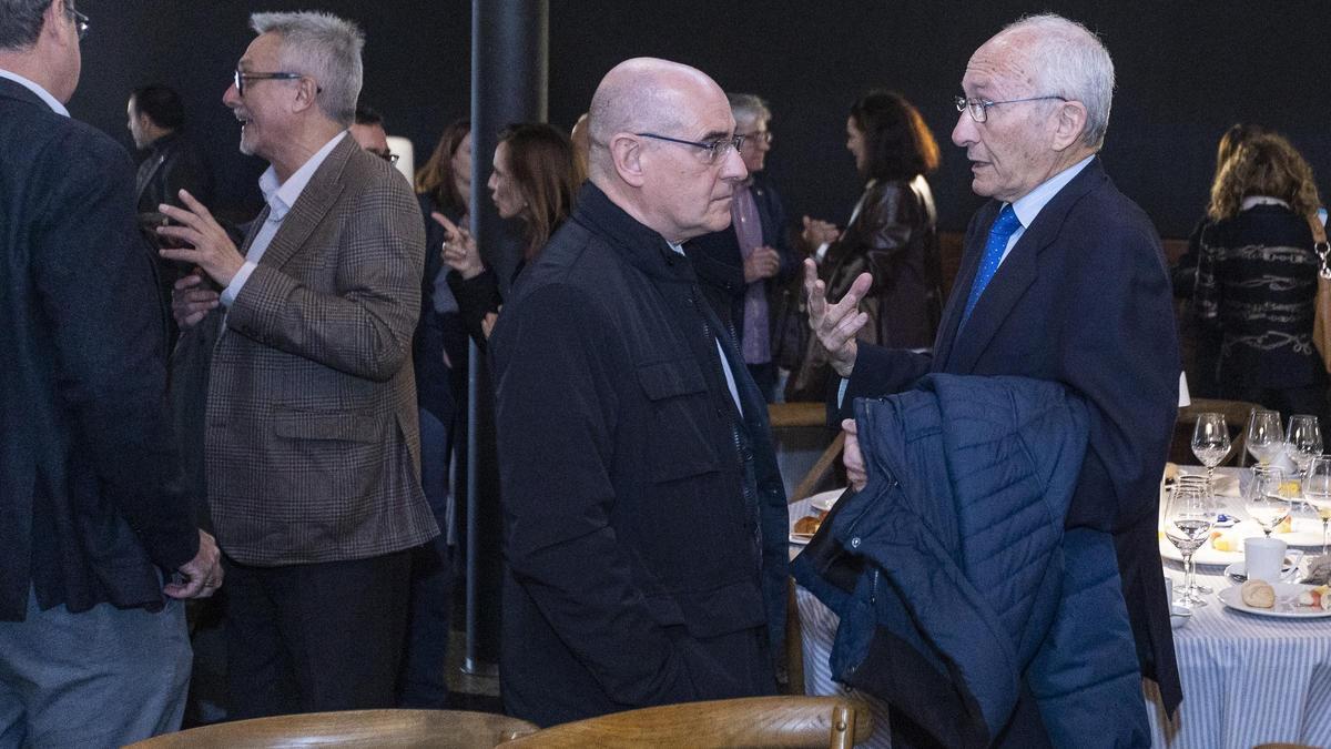 Francisco Soriano, gerente del departamento de Salud del Hospital General de Alicante y Fèlix Lluís, investigador emérito del Hospital General de Alicante e ISABIAL.