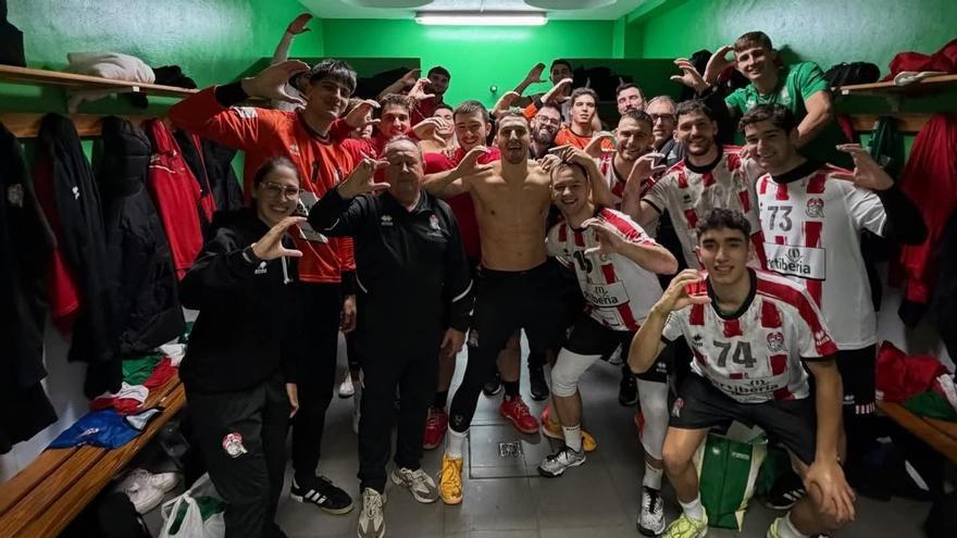 Fertiberia BM Puerto Sagunto tras la victoria.