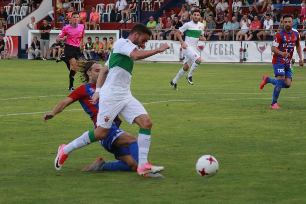 El Elche gana el XXXI Trofeo Vinos de Yecla en la tanda de penaltis.